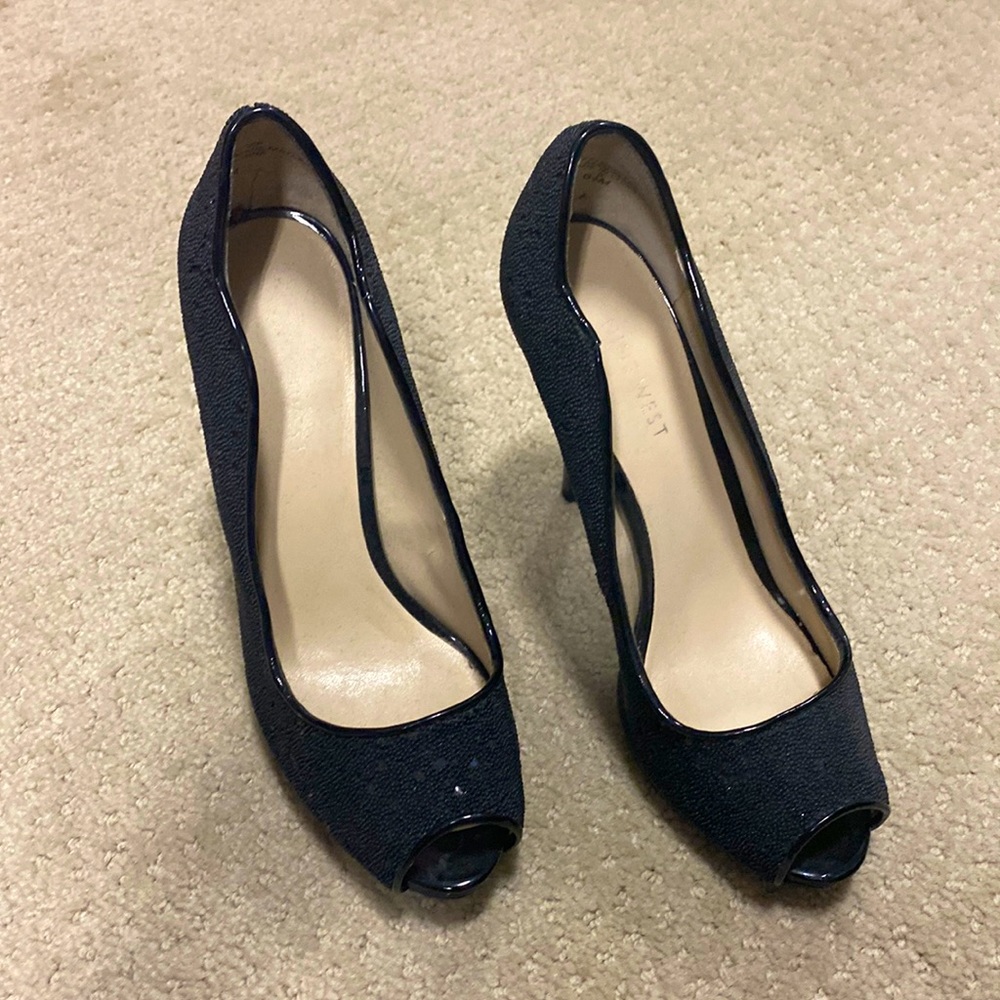 Black Pumps